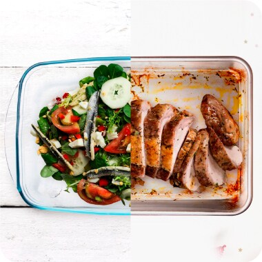 Refratário de vidro com salada do lado esquerdo e carne do lado direito.
