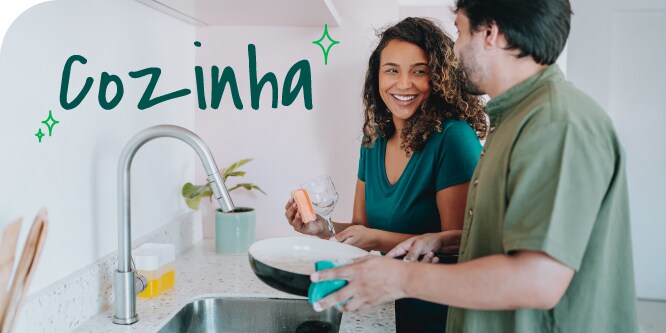 Homem e mulher limpando juntos com a Esponja Não Risca e Esponja Limpeza Pesada.
