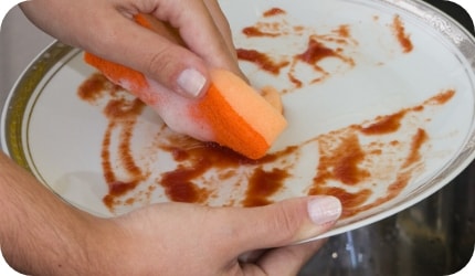 Limpe suavemente e sem riscos ou arranhões con a esponja não risca
